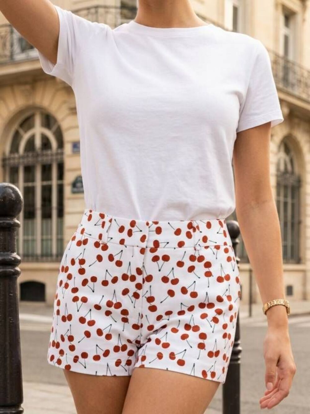 ☔️🔹️Loft White w/Red Cherry Print Shorts Size 6